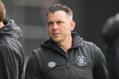 Matthew Bloomfield, Luton Town 'un teknik direktörü. 26 Nisan 2025' te Luton Town, Kenilworth Road, Luton, İngiltere 'de Coventry City' ye karşı oynadığı Gökyüzü İddia Şampiyonası maçında.