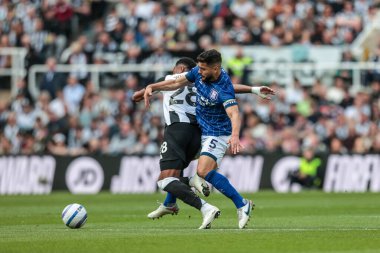 Newcastle United takımından Joe Willock, 25 Nisan 2025 'te St. James' s Park, Newcastle, İngiltere 'de oynanan Premier League karşılaşmasında Ipswich Town' a karşı oynayan Ipswich Townli Sam Morsy 'ye faul yaptı.