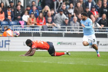 Coventry City 'den Jay Dasilva, Luton Town' dan Millenic Alli 'ye karşı Luton Town - Coventry City maçı sırasında faul yaptı.