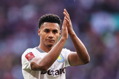 Aston Villa 'dan Ollie Watkins, 26 Nisan 2025' te İngiltere 'nin Wembley Stadyumu' nda oynanan Emirates FA Cup Yarı-Final maçı sonrasında gezgin taraftarları alkışlıyor.