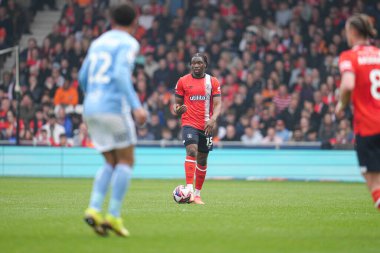 Luton Town 'dan Teden Mengi Gök Bahis Şampiyonası sırasında Luton Town, Coventry City' ye karşı Kenilworth Road, Luton, Birleşik Krallık, 26 Nisan 2025