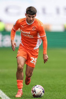 Blackpool 'dan Rob Apter, 26 Nisan 2025' te İngiltere 'nin Wigan kentindeki Brick Community Stadyumu' nda oynanan Wigan Atletizm - Blackpool maçında topu aldı.