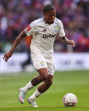 Aston Villa 'dan Leon Bailey, 26 Nisan 2025' te İngiltere 'nin Wembley Stadyumu' nda oynanan ve Aston Villa 'ya karşı oynanan Emirates FA Cup yarı final maçında topla birlikte ileri gidiyor.