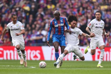 Aston Villa takımından Boubacar Kamara, 26 Nisan 2025 'te Londra' daki Wembley Stadyumu 'nda oynanan Emirlikler Kupası Yarı-Final karşılaşmasında Kristal Saray' dan Kristal Saray 'dan Jean-Philippe Mateta' ya faul yaptı.