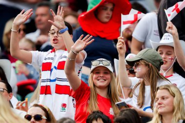 Taraftarlar maç öncesi atmosferin tadını çıkarıyorlar. 2025 Guinness Kadınlar Altı Milletler maçı öncesinde İngiltere ile Fransa arasında 26 Nisan 2025 'te Twickenham, İngiltere' deki Allianz Stadyumu 'nda oynanan karşılaşma.