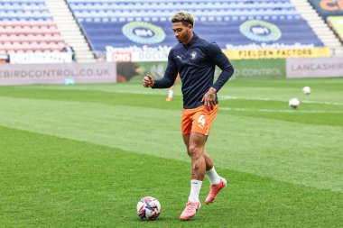 Blackpool 'dan Jordan Lawrence-Gabriel, 26 Nisan 2025' te İngiltere 'nin Wigan şehrindeki Brick Community Stadyumu' nda oynanan Wigan Atletizm - Blackpool maçı sırasında oynanan maç öncesi ısınma maçında