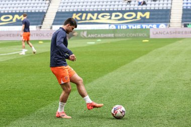 Blackpool 'dan Rob Apter, 26 Nisan 2025' te İngiltere 'nin Wigan kentindeki Brick Community Stadyumu' nda oynanan Sky Bet 1 karşılaşmasında oynanan maç öncesi ısınma maçında Wigan Athletic 'e karşı Blackpool
