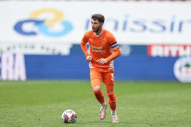 Blackpool takımından James Husband, Wigan Athletic 'e karşı Blackpool maçında topla birlikte 26 Nisan 2025' te Wigan 'daki The Brick Community Stadyumu' nda.
