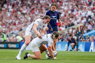 İngiltere 'den Claudia Macdonald, 26 Nisan 2025' te Twickenham, İngiltere 'deki Allianz Stadyumu' nda oynanan 2025 Guinness Kadınlar Altı Milletler karşılaşmasında takım arkadaşlarıyla denemesini kutluyor.