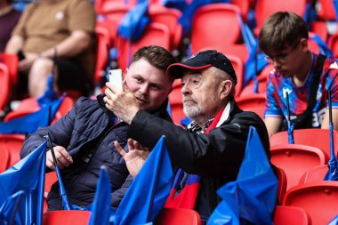 Crystal Palace taraftarları, 26 Nisan 2025 'te Wembley Stadyumu' nda oynanan ve Aston Villa 'ya karşı oynanan FA Cup yarı final maçı öncesinde Crystal Palace taraftarları