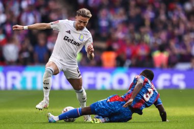 Aston Villa 'dan Matty Cash, 26 Nisan 2025' te İngiltere 'nin Wembley Stadyumu' ndaki Crystal Palace-Aston Villa maçında Crystal Palace yarı final karşılaşmasında Kristal Saray 'dan Tyrick Mitchell tarafından yenildi.