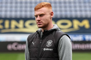 Blackpool takımından Mackenzie Chapman, Wigan Athletic 'e karşı Blackpool maçı sırasında 26 Nisan 2025' te Wigan 'daki Brick Community Stadyumu' na geldi.