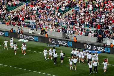 İngiltere Kadınları, 26 Nisan 2025 'te Twickenham, İngiltere' deki Allianz Stadyumu 'nda oynanan 2025 Guinness Kadınlar Altı Milletler maçının ardından altı ülke ve Grand slam' ın kazanılmasını kutladı.