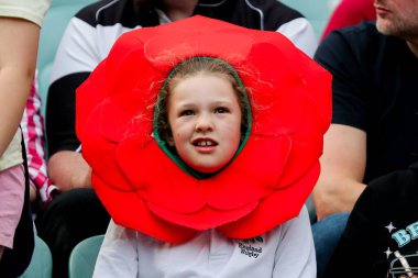 Taraftarlar maç öncesi atmosferin tadını çıkarıyorlar. 2025 Guinness Kadınlar Altı Milletler maçı öncesinde İngiltere ile Fransa arasında 26 Nisan 2025 'te Twickenham, İngiltere' deki Allianz Stadyumu 'nda oynanan karşılaşma.