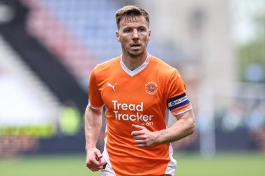 Blackpool takımından Lee Evans 26 Nisan 2025 'te Wigan Atletizm ve Blackpool maçında Wigan' a karşı Brick Community Stadyumu, Wigan, İngiltere
