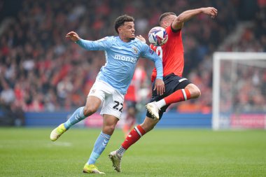 Coventry City 'den Joel Latibeaudiere, Luton Town' dan Carlton Morris 'e karşı Luton Town - Coventry City maçı sırasında 26 Nisan 2025' de İngiltere 'nin başkenti Luton' da faul yaptı.
