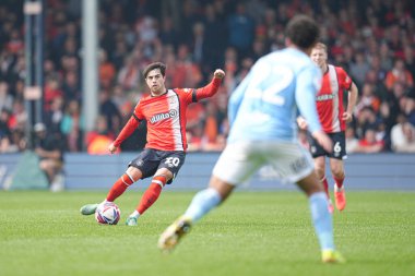 Luton Town 'dan Liam Walsh 26 Nisan 2025' te Luton Town, Lutworth Road, Luton, İngiltere 'deki Luton Town-Coventry City maçında