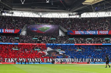 26 Nisan 2025 'te Birleşik Krallık' ın Wembley Stadyumu 'ndaki Kristal Saray ile Aston Villa arasında oynanan FA Cup yarı final karşılaşmasında Kristal Saray pankartları