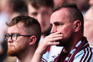 Aston Villa taraftarları, 26 Nisan 2025 'te İngiltere' nin Wembley Stadyumu 'nda oynanan ve Crystal Palace ile Aston Villa arasında oynanan FA Cup yarı final maçında üzgün görünüyorlar.