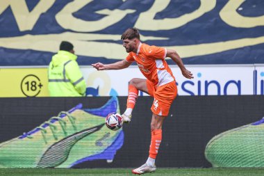 Blackpool 'dan Tom Bloxham 26 Nisan 2025' te İngiltere 'nin Wigan kentindeki Brick Community Stadyumu' nda oynanan Wigan Atletizm - Blackpool maçında topu kontrol ediyor.