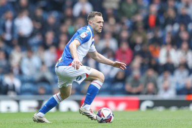 Blackburn Rovers takımından Ryan Hedges, Blackburn Rovers 'ın 26 Nisan 2025' te Ewood Park, Blackburn 'de oynanan Blackburn Rovers maçında topu ayaklarının dibine aldı.