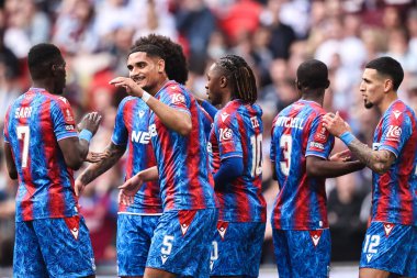 Kristal Saray 'dan Eberechi Eze, 26 Nisan 2025' te İngiltere 'nin Wembley Stadyumu' nda oynanan ve Aston Villa 'ya karşı oynanan Emirates FA Kupası yarı final maçında 1-0 yapma hedefini kutluyor.