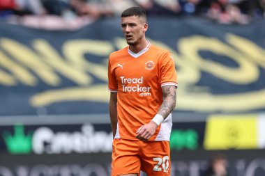 Blackpool takımından Oliver Casey Wigan Athletic 'e karşı Blackpool maçı sırasında Wigan Stadyumu, Wigan, Birleşik Krallık, 26 Nisan 2025