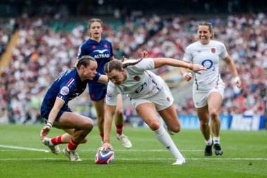 İngiltere 'den Emma Sing, 26 Nisan 2025' te Twickenham, İngiltere 'deki Allianz Stadyumu' nda oynanan 2025 Guinness Kadınlar Altı Milletler karşılaşmasında 10-7 öne geçmeye çalışıyor.
