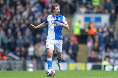 Blackburn Rovers takımından Todd Cantwell, 26 Nisan 202 'de Blackburn, İngiltere' deki Ewood Park 'ta Blackburn Rovers' a karşı oynanan Gökyüzü İddia Şampiyonası maçında topu ayaklarının dibine aldı.