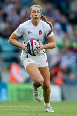 İngiltere 'den Holly Aitchison, 26 Nisan 2025' te İngiltere 'nin Twickenham, İngiltere' deki Allianz Stadyumu 'nda oynanan altı ülke maçında topla koşuyor.