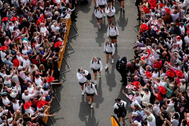 İngiltere Kadınlar 2025 Guinness Kadınlar Altı Ulusun karşılaşmasından önce 26 Nisan 2025 'te Twickenham, İngiltere' deki Allianz Stadyumu 'nda Allianz Stadyumu' na geldi.