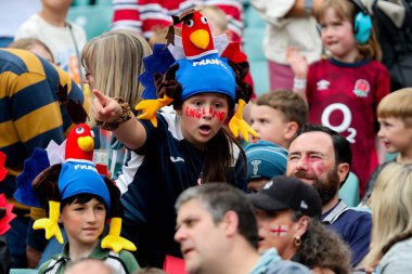 Taraftarlar maç öncesi atmosferin tadını çıkarıyorlar. 2025 Guinness Kadınlar Altı Milletler maçı öncesinde İngiltere ile Fransa arasında 26 Nisan 2025 'te Twickenham, İngiltere' deki Allianz Stadyumu 'nda oynanan karşılaşma.