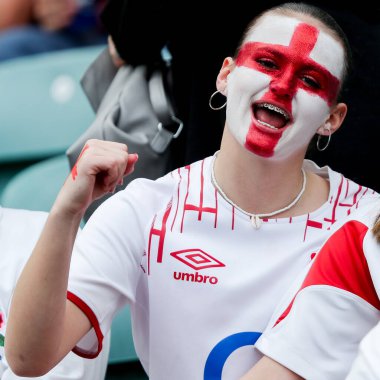 Taraftarlar maç öncesi atmosferin tadını çıkarıyorlar. 2025 Guinness Kadınlar Altı Milletler maçı öncesinde İngiltere ile Fransa arasında 26 Nisan 2025 'te Twickenham, İngiltere' deki Allianz Stadyumu 'nda oynanan karşılaşma.