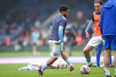 Coventry City 'den Jay Dasilva, Gök İddia Şampiyonası öncesinde Luton Town, Coventry City' ye karşı, Kenilworth Road, Luton, Birleşik Krallık, 26 Nisan 2025