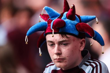 Aston Villa taraftarları, 26 Nisan 2025 'te İngiltere' nin Wembley Stadyumu 'nda oynanan ve Aston Villa' ya karşı oynanan Emirates FA Kupası yarı final maçında 3-0 'lık galibiyet golünü attıkları için kendi taraflarına tepki verdiler.