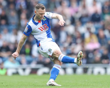 Blackburn Rovers takımından Ryan Hedges, Blackburn Rovers 'ın 26 Nisan 2025' te Ewood Park, Blackburn 'de oynanan Blackburn Rovers maçında topu ayaklarının dibine aldı.