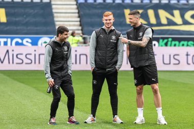 Blackpool 'dan Rob Apter, Mackenzie Chapman ve Oliver Casey, Wigan Atletizm - Blackpool maçı sırasında 26 Nisan 2025' te Wigan, Wigan, İngiltere 'deki Brick Community Stadyumu' na geldiler.