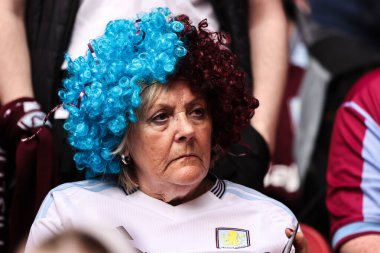 Aston Villa taraftarları, 26 Nisan 2025 tarihinde İngiltere 'nin Wembley Stadyumu' ndaki Kristal Saray ile Aston Villa arasında oynanan FA Cup yarı final karşılaşmasında Ami-final maçını izlediler.