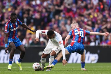 Aston Villa 'dan Jacob Ramsey, 26 Nisan 2025' te İngiltere 'nin Wembley Stadyumu' nda oynanan FA Cup yarı final karşılaşmasında Kristal Saray 'ın Aston Villa' ya karşı oynadığı Kristal Saray maçında Kristal Saray 'dan Adam Wharton tarafından yenildi.