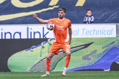 Blackpool 'dan Tom Bloxham 26 Nisan 2025' te İngiltere 'nin Wigan kentindeki Brick Community Stadyumu' nda oynanan Wigan Atletizm - Blackpool maçında topu kontrol ediyor.