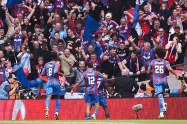 Kristal Saray 'dan Ismala Sarr, 26 Nisan 2025' te İngiltere 'nin Wembley Stadyumu' ndaki Kristal Saray ve Aston Villa maçında 3-0 'lık galibiyet golünü kutluyor.
