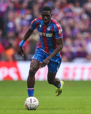 Kristal Saray 'dan Ismala Sarr, 26 Nisan 2025' te İngiltere 'nin Wembley Stadyumu' ndaki Kristal Saray ile Aston Villa arasında oynanan Emirlikler Kupası yarı final maçında topla birlikte ilerliyor.