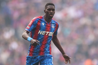 Kristal Saray 'dan Ismala Sarr, 26 Nisan 2025 tarihinde Londra, Wembley Stadyumu' nda oynanan Kristal Saray-Aston Villa maçı sırasında oynanan FA Cup yarı final karşılaşmasında