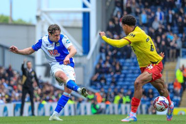 Blackburn Rovers takımından Callum Brittain 26 Nisan 2025 'te Blackburn, İngiltere' de Blackburn Park 'ta Blackburn Rovers' a karşı oynanan Gökyüzü İddia Şampiyonası maçında topu ileri atıyor.