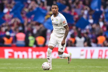 Aston Villa takımından Ezri Konsa, 26 Nisan 2025 'te Londra' nın Wembley Stadyumu 'ndaki Kristal Saray ile Aston Villa arasında oynanan Emirlikler Kupası yarı final karşılaşmasında görev başında.