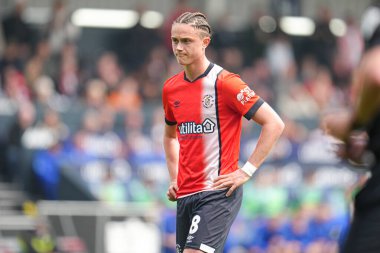 Luton Town 'dan Thelo Aasgaard Gök İddia Şampiyonası maçında Luton Town, Coventry City' ye karşı Kenilworth Road, Luton, Birleşik Krallık, 26 Nisan 2025