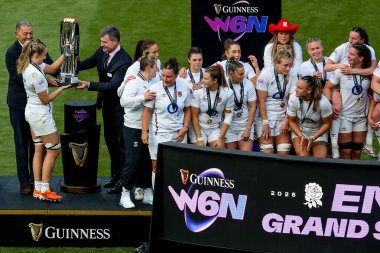 İngiltere 'den Zoe Aldcroft, 26 Nisan 2025' te İngiltere 'nin Twickenham, İngiltere' deki Allianz Stadyumu 'nda oynanan 2025 Guinness Kadınlar Altı Milletin maçı sonrasında kupayı aldı.