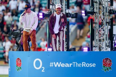 Rizzle Kicks, 26 Nisan 2025 tarihinde İngiltere 'nin Twickenham, İngiltere' deki Allianz Stadyumu 'nda oynanan 2025 Guinness Women' s Six Nations maçının devre arasında performans sergiliyor.