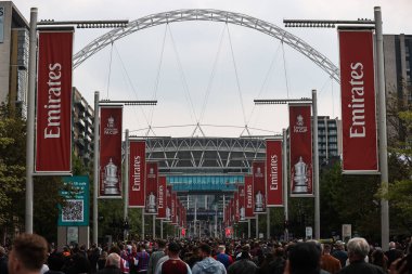 Her iki takımın taraftarları Wembley Way 'den aşağı inerek, 26 Nisan 2025' te Wembley Stadyumu 'nda oynanan ve Aston Villa' ya karşı oynanan, Emirates FA Kupası yarı final maçının önüne geçtiler.