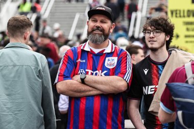 Crystal Palace taraftarları, 26 Nisan 2025 'te Wembley Stadyumu' nda oynanan ve Aston Villa 'ya karşı oynanan FA Cup yarı final maçı öncesinde Crystal Palace taraftarları